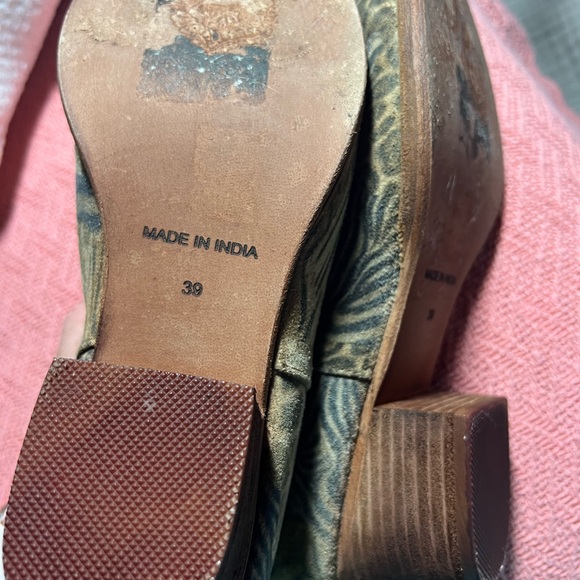 Stylish Animal Print Suede FREE PEOPLE Ankle Boots - Picture 6 of 7